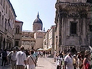 In primo piano parte della chiesa di Sv. Vlaho, sullo sfondo della foto la Velika Gospa (Cattedrale di Santa Maria Maggiore), Dubrovnik (Ragusa). Autore e Copyright: Marco Ramerini