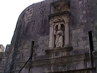 La statua di San Biagio sulla Porta Pile, Ragusa (Dubrovnik). Autore e Copyright: Marco Ramerini