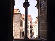 Veduta da una finestra del Palazzo dei Rettori (Knezev Dvor), Dubrovnik (Ragusa). Autore e Copyright: Marco Ramerini
