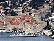 Le mura di Dubrovnik (Ragusa) e l'area del porto. Autore e Copyright: Marco Ramerini