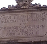 Dettaglio dell'iscrizione sulla Loggia di Città (Gradska Loza) in Narodni Trg (Piazza dei Signori), Zara (Zadar), Croazia. Autore e Copyright: Marco Ramerini