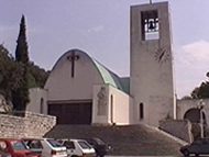 La chiesa di Santa Barbara (progettata dall'architetto Pulitzer Finali, 1936-1937), Arsia (Raša), Istria, Croazia. Autore e Copyright: Marco Ramerini