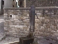 Fontanella d'acqua in stile fascista (fascio littorio), Montona (Motovun), Istria, Croazia. Autore e Copyright: Marco Ramerini